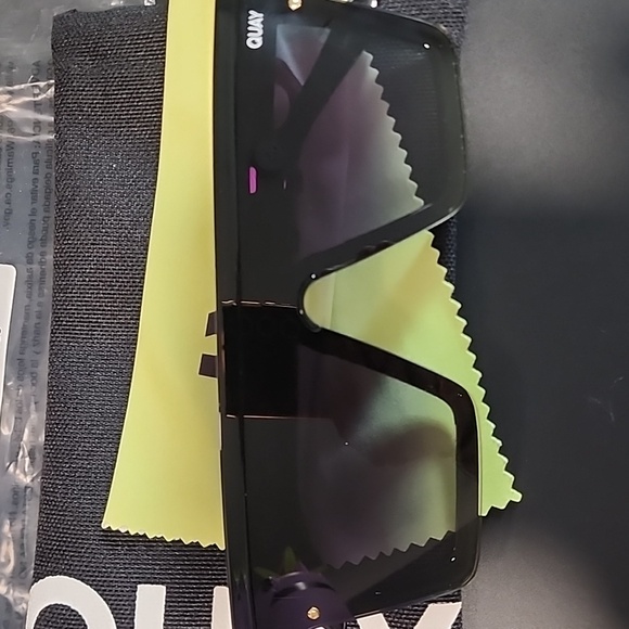 Quay Hindsight sunglasses. Black/smoked green - Picture 1 of 2